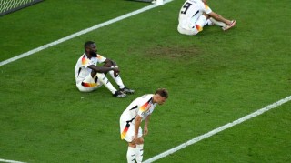  国际米兰防线送礼，争议点球引争议  