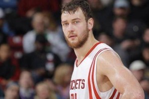  药厂中场核心续约至二零二七  