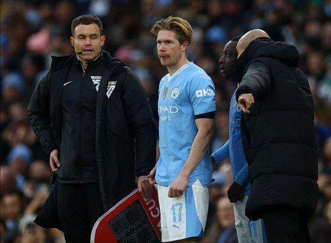  阿尔瓦雷斯双响曼城登顶榜首